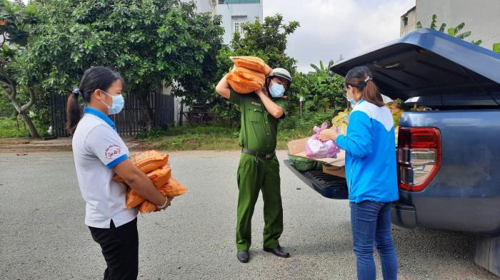 Trao quà đến người dân ở P.Phước Long A, P.Long Phước (ngày 17/09/2021)